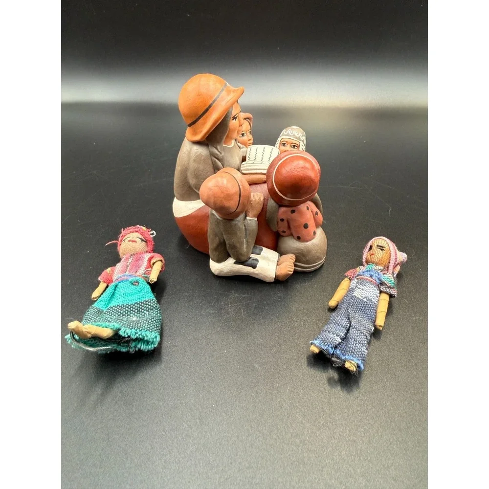 Peruvian Clay Storyteller Signed Maurelio H. w/ 2 Guatemalan Worry Dolls - VTG - Picture 4 of 14